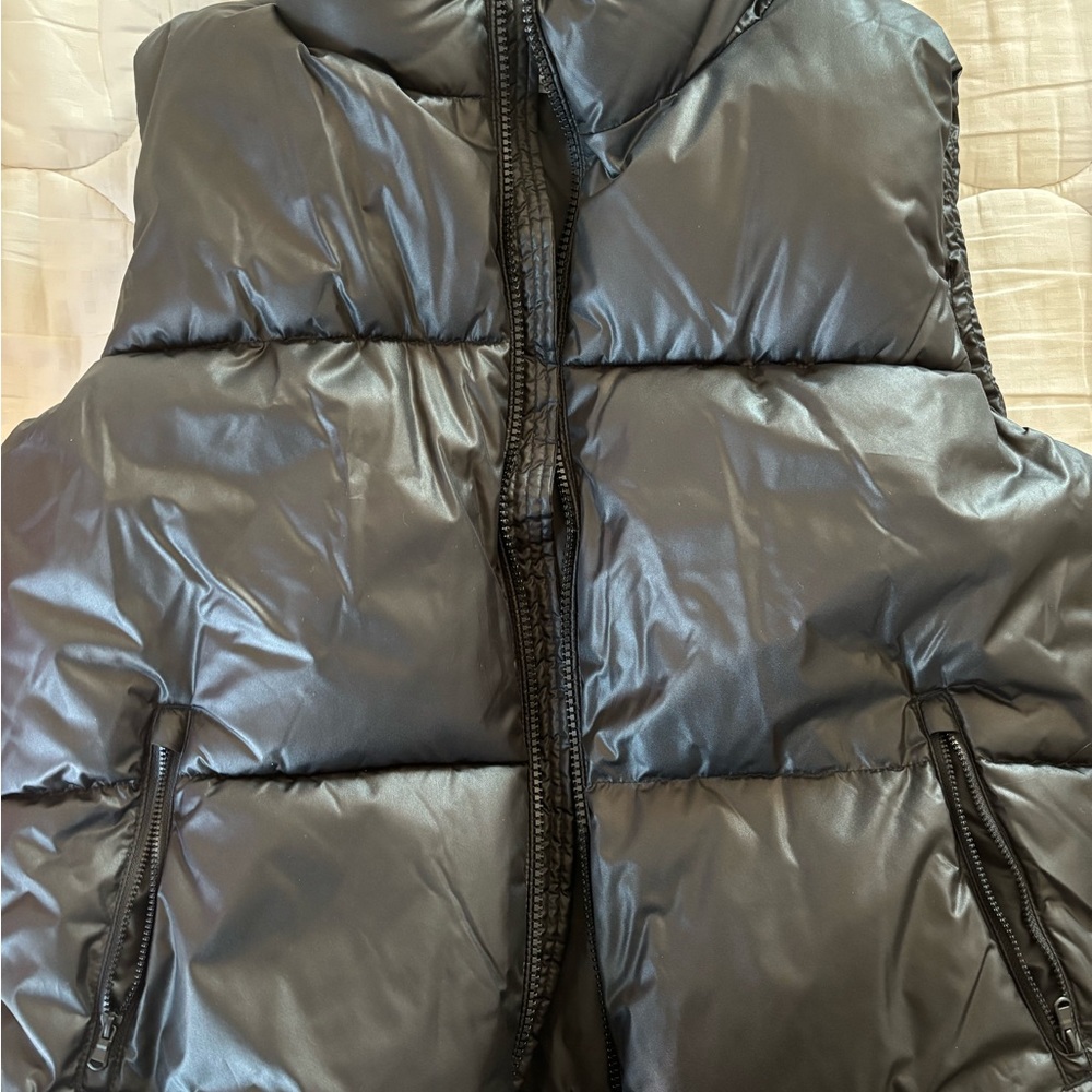 Women’s Old Navy L Tall  Black Puffer vest - Picture 2 of 2
